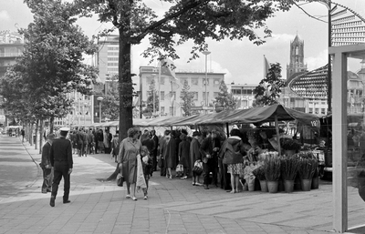 127118 Gezicht op de bloemenmarkt op het Vredenburg te Utrecht.